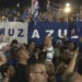 Festejan aficionados de Cruz Azul el campeonato de la Liga MX en la glorieta de Pancho Villa