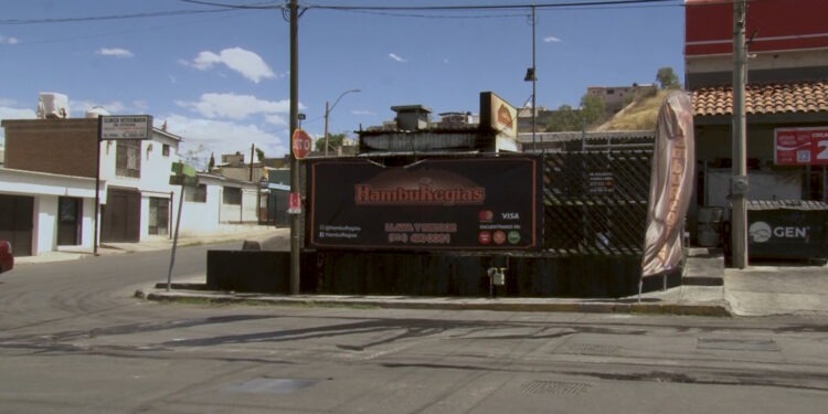 Incendio en parrilla de hamburguesas deja daños en negocio de Arboledas