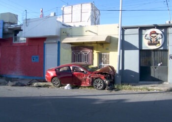 Choque entre dos vehículos deja a una mujer lesionada en el Centro