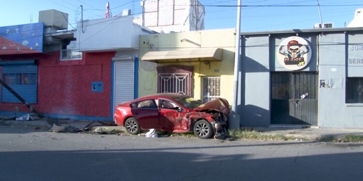 Choque entre dos vehículos deja a una mujer lesionada en el Centro