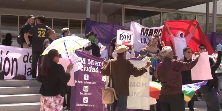 Comunidad LGBT se manifiesta en Ciudad Juárez por aplazamiento del matrimonio igualitario