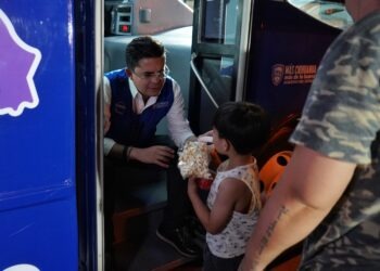 Rafael Loera convive con vecinos de Granjas y promueve programas sociales