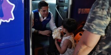 Rafael Loera convive con vecinos de Granjas y promueve programas sociales