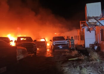 Incendio consume oficinas de la Fiscalía en Ojinaga; destruye archivos y 10 vehículos