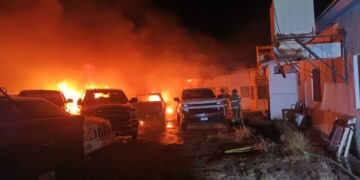 Incendio consume oficinas de la Fiscalía en Ojinaga; destruye archivos y 10 vehículos