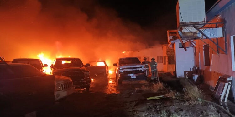 Incendio consume oficinas de la Fiscalía en Ojinaga; destruye archivos y 10 vehículos