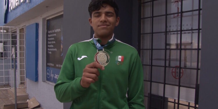 Karateka chihuahuense gana oro en torneo nacional y clasifica a Panamericano