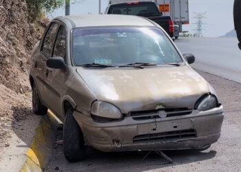 Tráiler le cierra el paso a automóvil en la carretera Chihuahua-Aldama