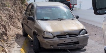 Tráiler le cierra el paso a automóvil en la carretera Chihuahua-Aldama