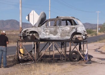 Le prendieron fuego a un vehículo en exhibición