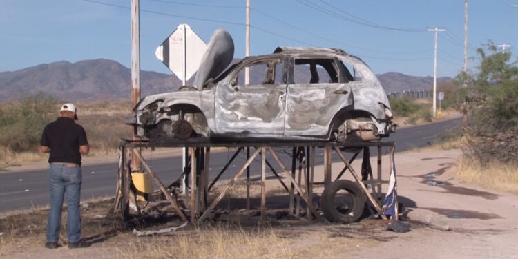Le prendieron fuego a un vehículo en exhibición