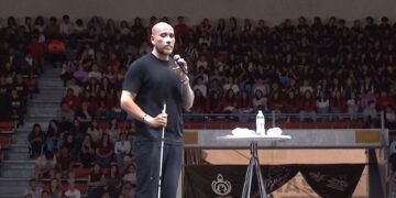Rafa Jaime comparte historia de superación ante miles de estudiantes en Chihuahua