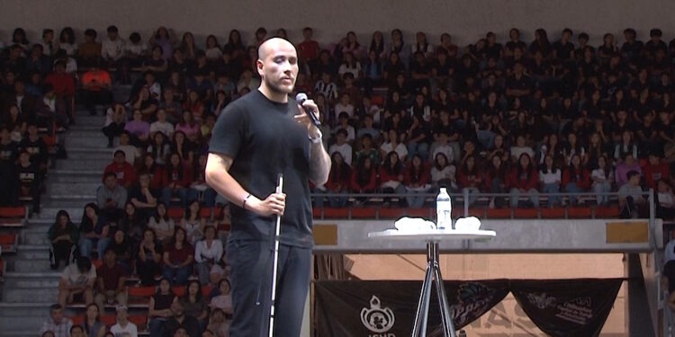 Rafa Jaime comparte historia de superación ante miles de estudiantes en Chihuahua
