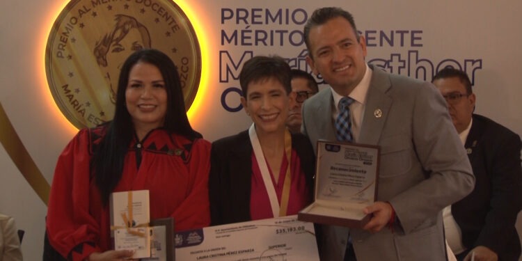 Entregan Premio Municipal al Mérito Docente en Chihuahua capital