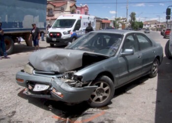Mujer y menor lesionados en choque en Villas del Rey
