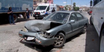 Mujer y menor lesionados en choque en Villas del Rey