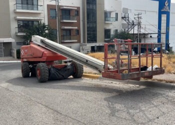 Vendedora de burritos resulta lesionada tras ser atropellada por montacargas