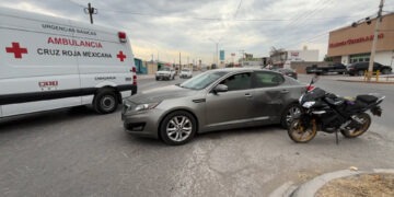 Motociclista resulta lesionado tras choque con automóvil en Quinta Real