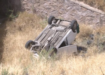 Muere conductor tras volcar hacia canal