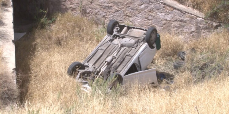 Muere conductor tras volcar hacia canal