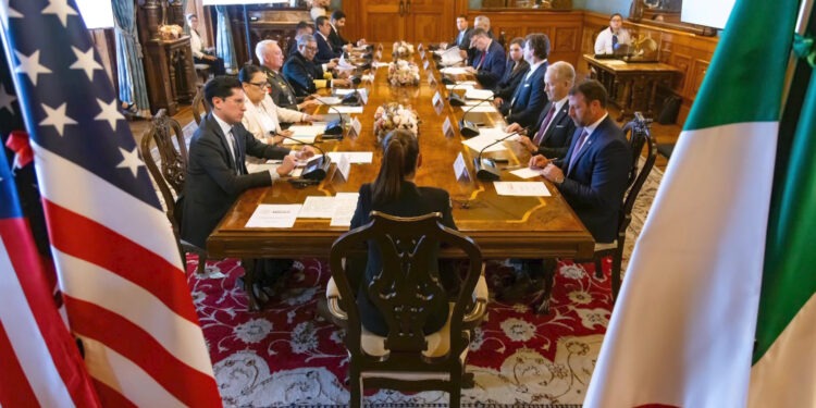 Sheinbaum se reúne con funcionario de seguridad de Estados Unidos en Palacio Nacional