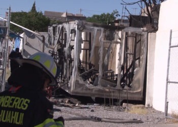 Fuerte incendio consume oficina móvil en lote de autos en la colonia Campesina