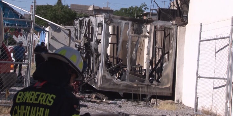 Fuerte incendio consume oficina móvil en lote de autos en la colonia Campesina