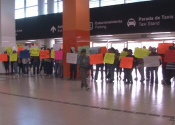 Opositores se manifestaron en Aeropuerto de Chihuahua