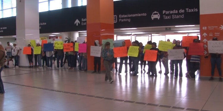Opositores se manifestaron en Aeropuerto de Chihuahua