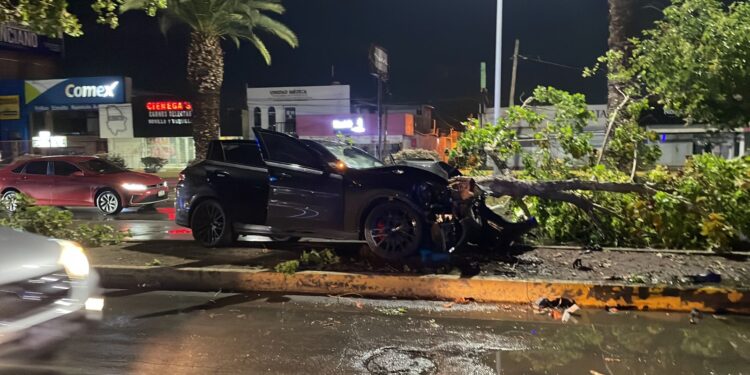 Pierde el control y choca frente al COBACH 3