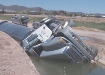 Pipa con 36 mil litros de leche cae dentro de canal en Delicias