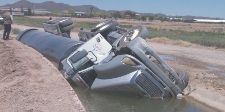 Pipa con 36 mil litros de leche cae dentro de canal en Delicias