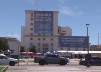 Previo a marcha de Morena se colocaron lonas en el centro de la ciudad