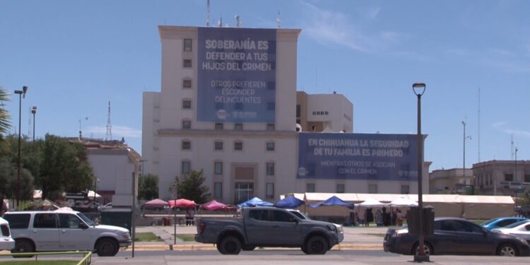 Previo a marcha de Morena se colocaron lonas en el centro de la ciudad