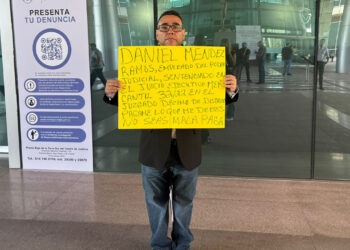Se manifiesta ciudadano frente al TSJ; exige a empleado judicial pago de adeudo comercial