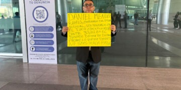 Se manifiesta ciudadano frente al TSJ; exige a empleado judicial pago de adeudo comercial