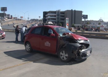 Mujer resulta lesionada tras choque de taxi en el Periférico de la Juventud