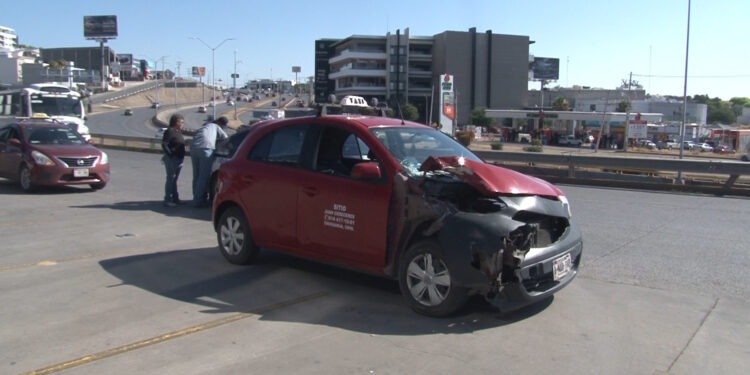 Mujer resulta lesionada tras choque de taxi en el Periférico de la Juventud