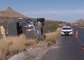 Vuelca tráiler cargado con cebolla en la carretera Delicias–Chihuahua