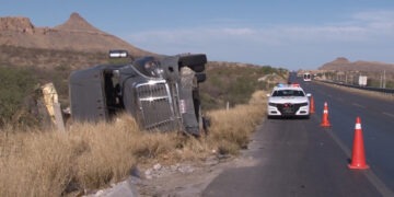 Vuelca tráiler cargado con cebolla en la carretera Delicias–Chihuahua