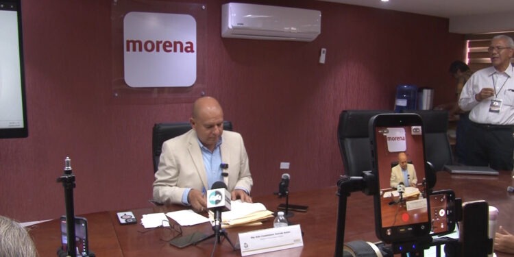 Diputado de Morena cuestiona uso de logotipos de la Policía de Nueva York en patrullas de Chihuahua
