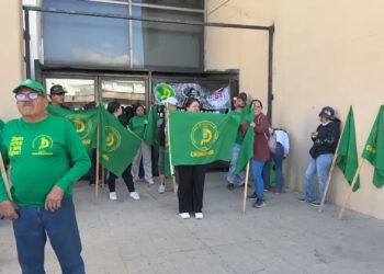 Integrantes de la UNTA protestan para exigir apoyos sociales