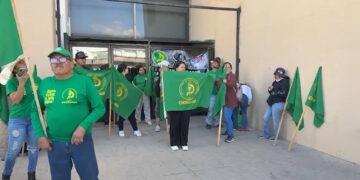 Integrantes de la UNTA protestan para exigir apoyos sociales