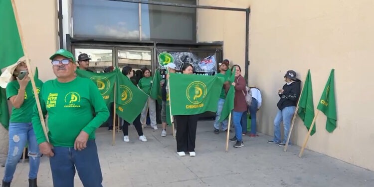 Integrantes de la UNTA protestan para exigir apoyos sociales