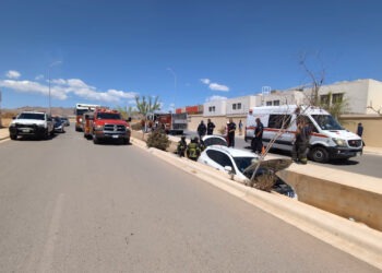 Rescatan a conductor tras caer a canal en fraccionamiento Vendanova