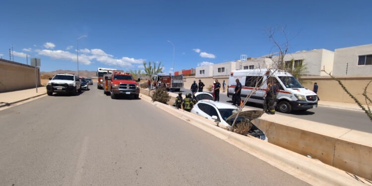 Rescatan a conductor tras caer a canal en fraccionamiento Vendanova