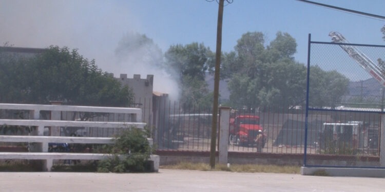 Incendio consume parte de empresa de licores en Delicias
