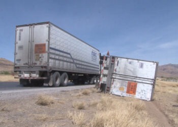 Vuelca caja de tráiler rumbo a Rosales
