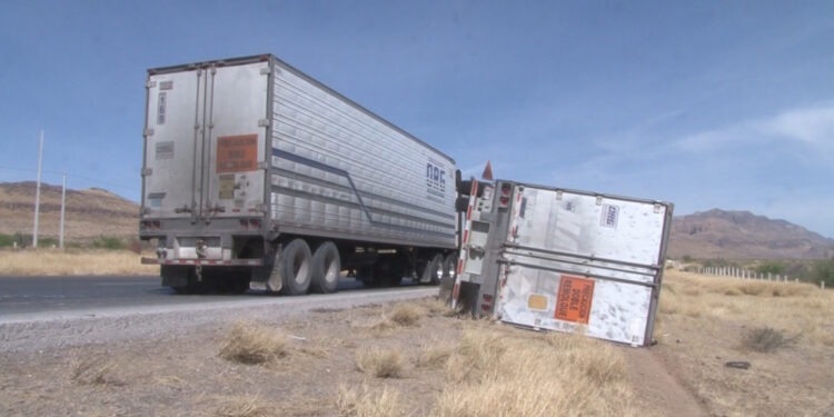 Vuelca caja de tráiler rumbo a Rosales