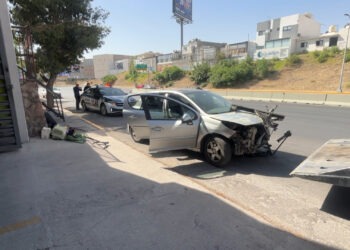 Conductora choca contra muro de contención en la avenida La Cantera